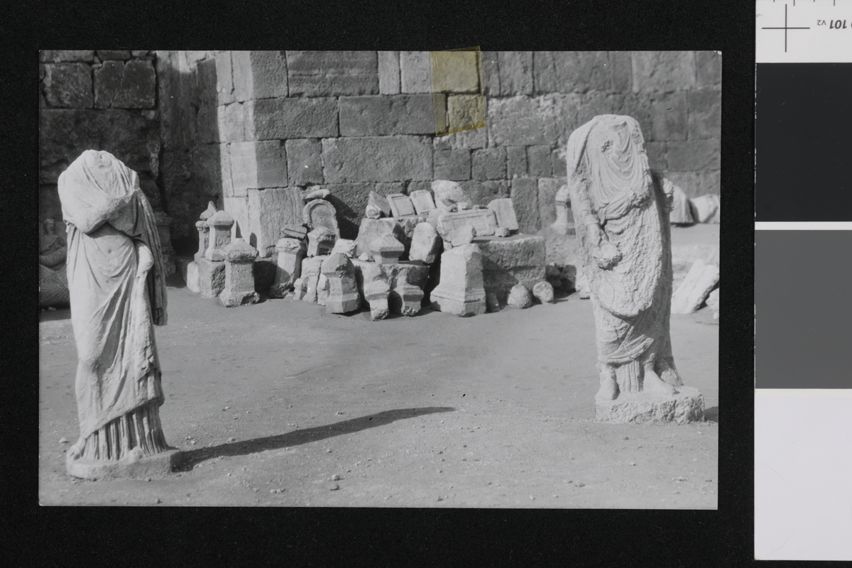 Statuer, muligens i Palmyra. Fotografi tatt i forbindelse med Elisabeth Meyers bok; En Kvinnes Ferd til Persia.