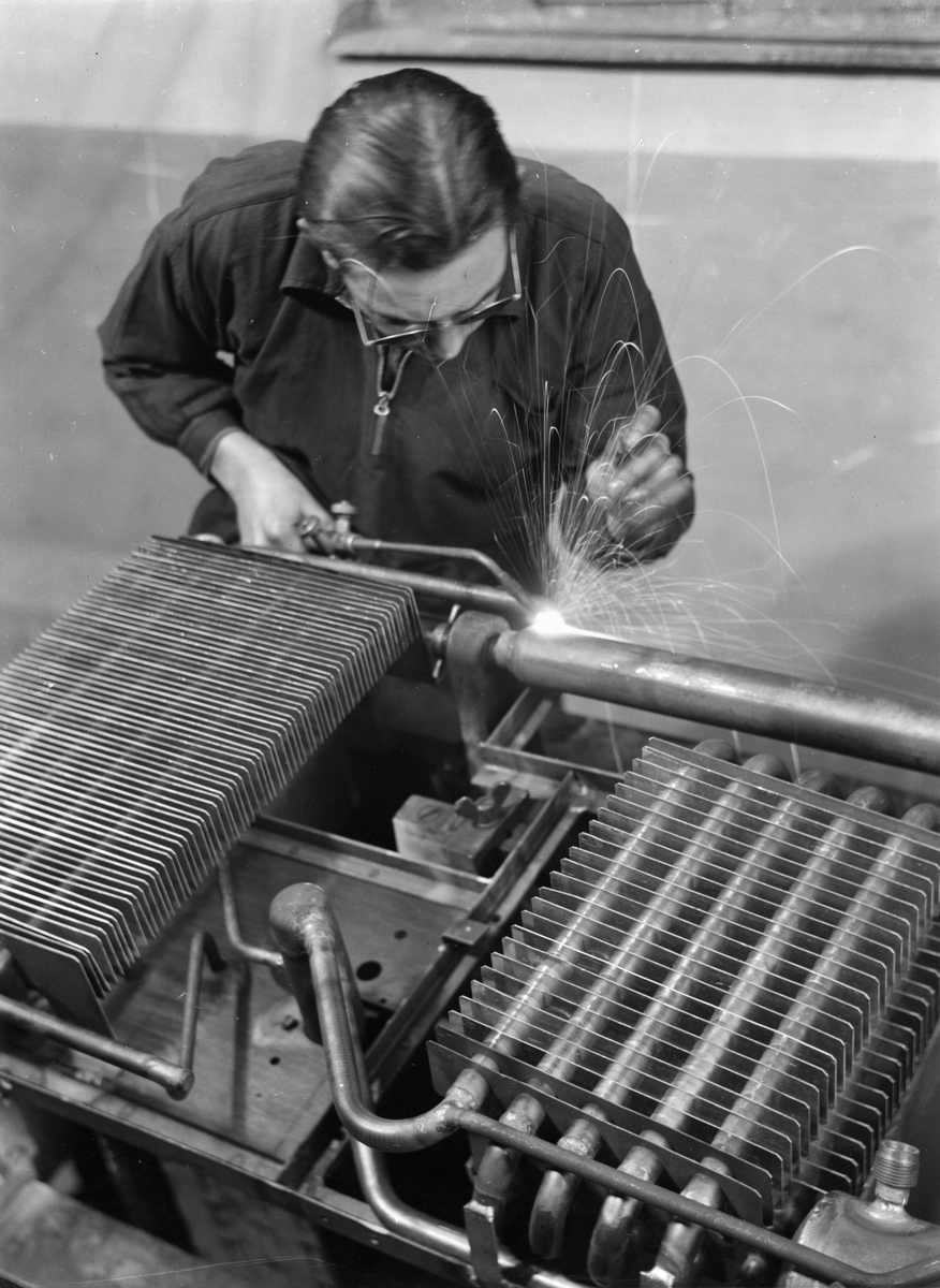 AB Elektrolux. Slutsvetsning av Elektrolux kylapparat på Motalafabriken, 1947.