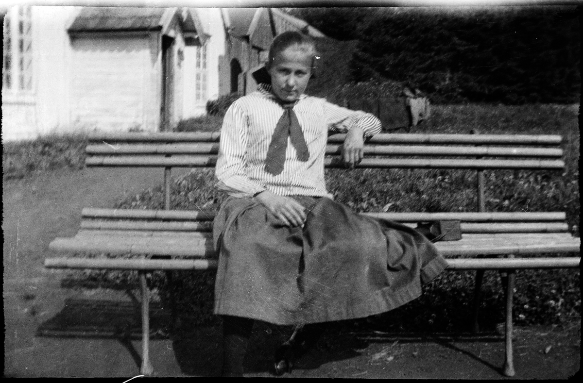 Birgit Piene på en benk