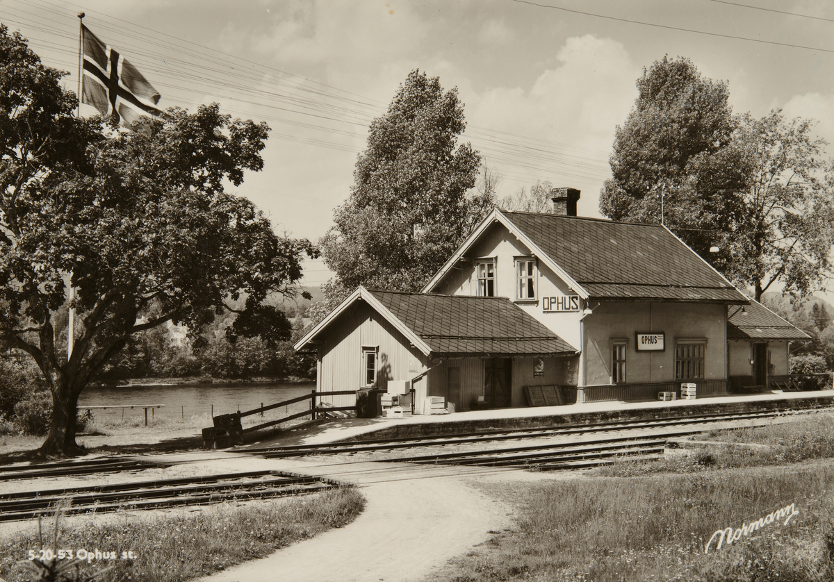 Postkort, Opphus stasjon, jernbanestasjon, stasjonsbygning, jernbanespor, tidligere Ophus stasjon,