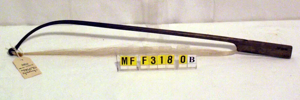 "Nyckelharpa av trä, som inv. 3177, med stråke hemvävt axelband. - Längd 90 cm. Stråkens längd 46 cm. (ur lappkatalogen, Arvid Enqvist 1936)

Nyckelharpa av furu med klaviaturlåda, nycklar och stränghållare i samma träslag. 2 rader nycklar, i övre raden 16 st. i undre 6 st.

Anm: MFF3180 är tillverkad av Harpar-Klas, Österbybruk. Stråken tillverkad och skänkt av Lennart Bjermqvist, Bjärme, Kovland.

Anm: Stråken MFF3180B finns i M3C3