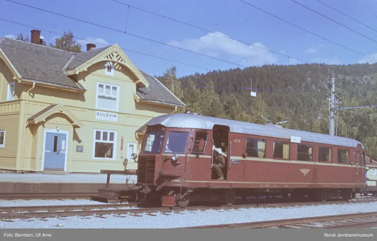 Dieselmotorvogn Bmdo 87 70 med persontog til Ål, tog 1823, avventer kryssing på Gulsvik stasjon