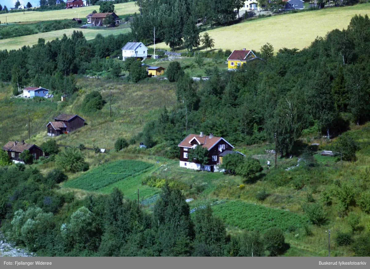 Skråfoto av bygg og omegn ved Lehne på Røyse.