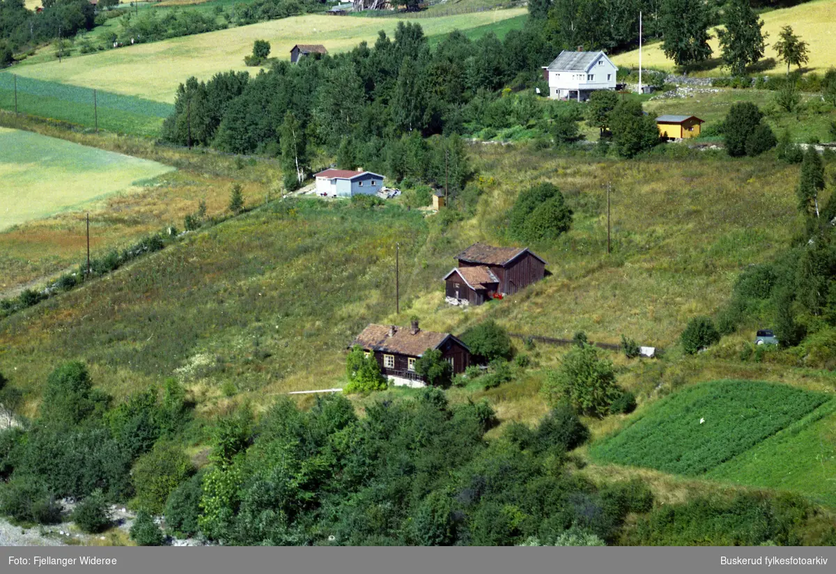 Skråfoto av bygg og omegn ved Hukebak (Gomnes) på Røyse.