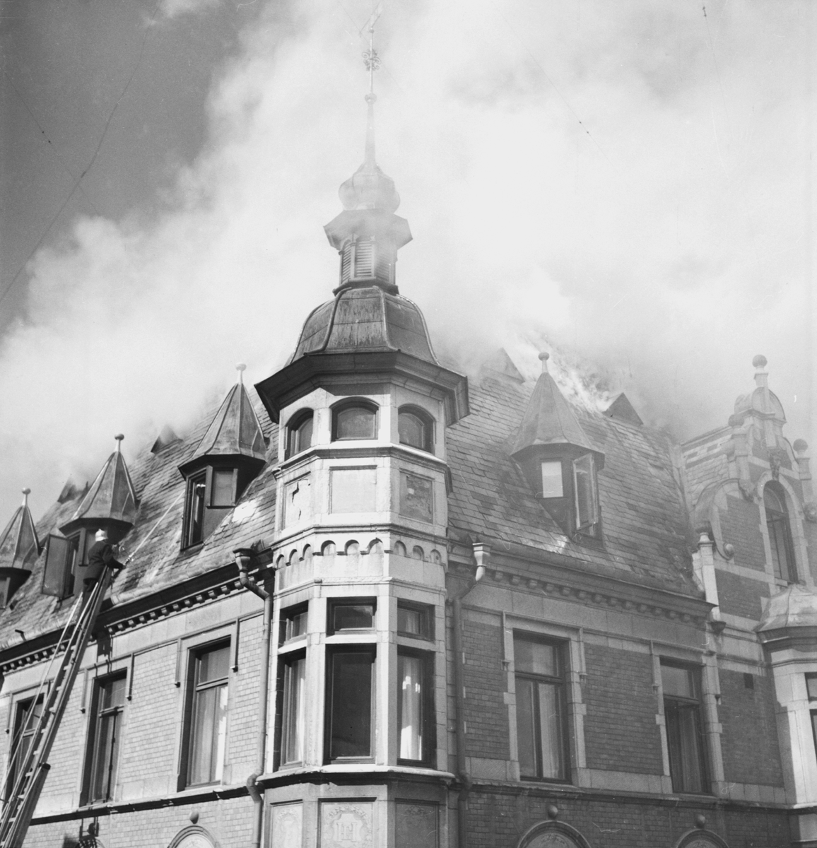 Dramatik när Jonn O Nilsons hus i Linköping drabbades av eldsvåda 1949. Lyckligtvis kunde skadorna begränsas till byggnadens tak och vindsvåning.