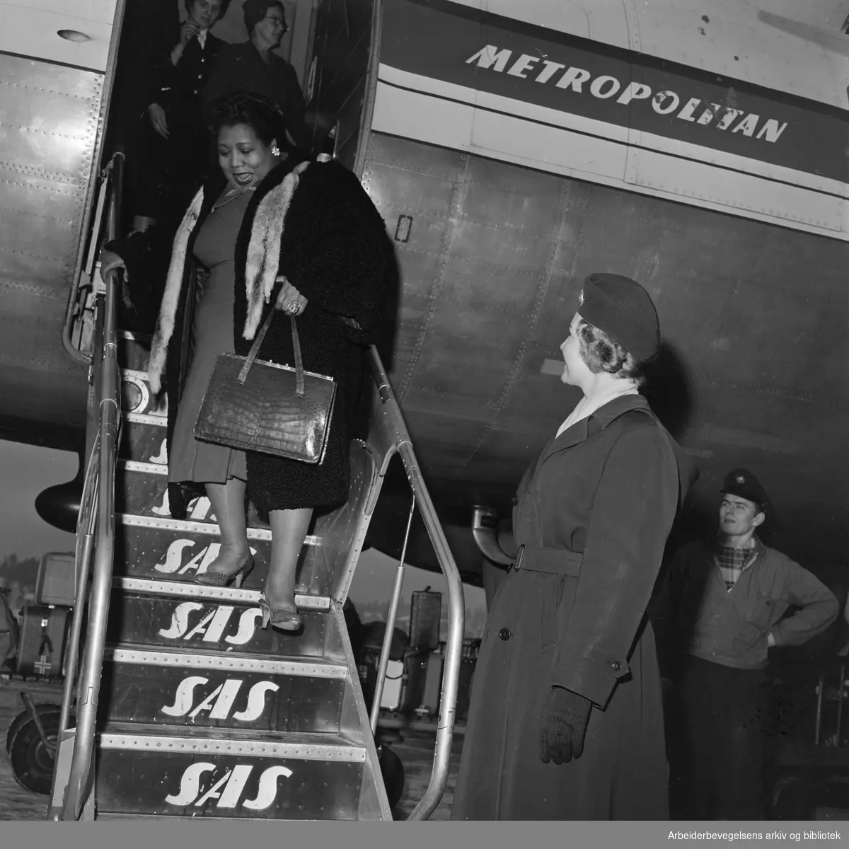Louis Armstrong ankommer Oslo via Fornebu flyplass 2 februar 1959. Sangerinnen Velma Middleton.