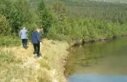 Personer går langs en elv