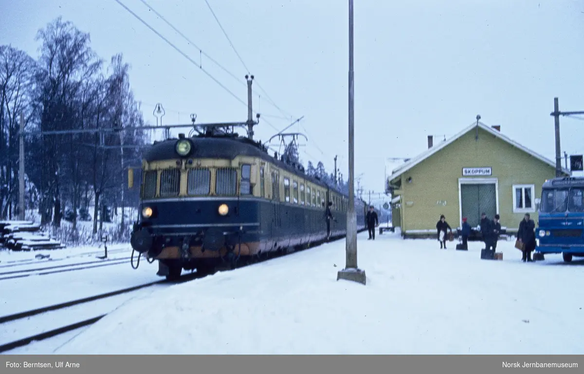 Motorvognsett type 66 med motorvogn BFmeo 66 fremst, med hurtigtog til Skien på Skoppum stasjon