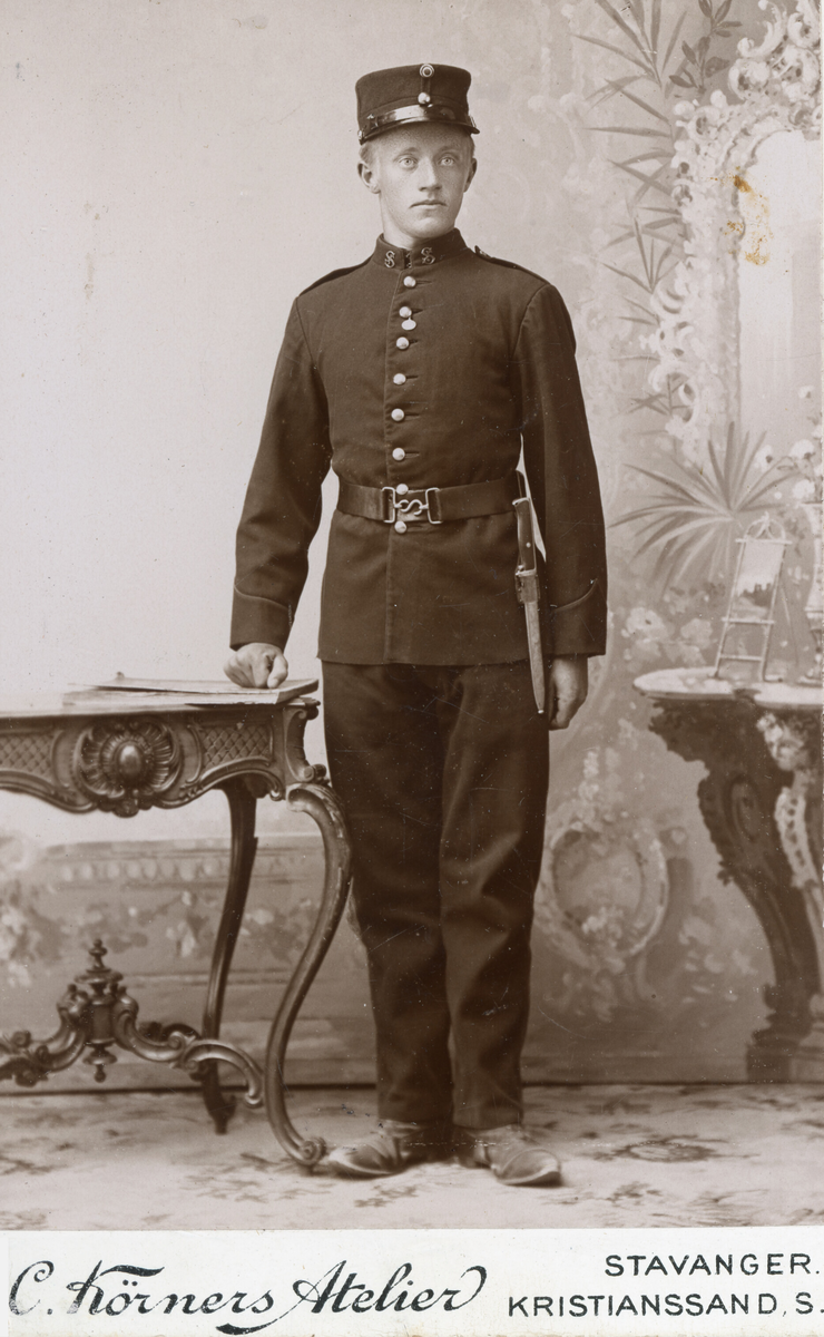 Visittkortbilde av mann i militær uniform