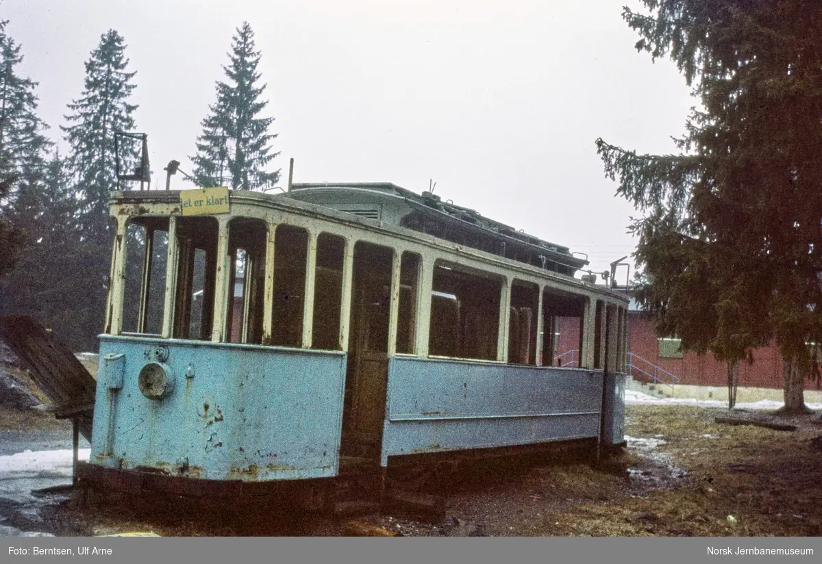 Oslo Sporveiers tidligere sporvogn nr. 10 type AEG. Vognen ble opprinnelig levert til Kristinaia Sporveisselskab. Her ved feriehjem ved Syverud i Ski kommune