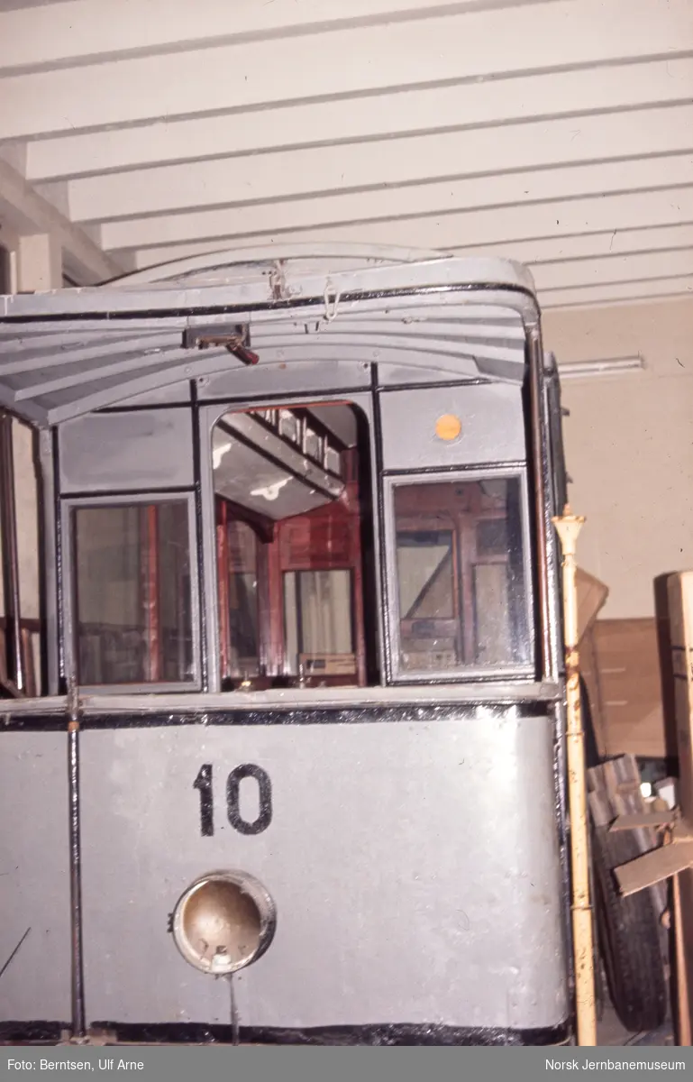 Bergen Sporveis sporvogn nr. 10, bygget 1897, i bussgarasjen ved Mannsverk i Bergen
