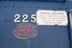 Nummer og fabrikkskilt på damplokomotiv type 21b nr. 225