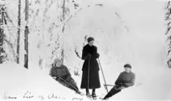 Kvinner på ski på Øvre Kopseng, ca. 1918. Fra venstre: Mari 
