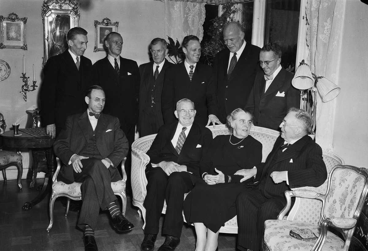 Flera män och en kvinna i hemmiljö, Uppsala 1950