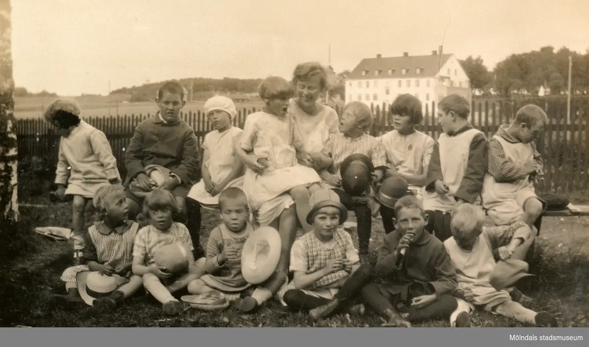 ”Streteredsbarna” 1930-tal. Småbarnshemmet ses i bakgrunden. Barn från Streteredshemmet.