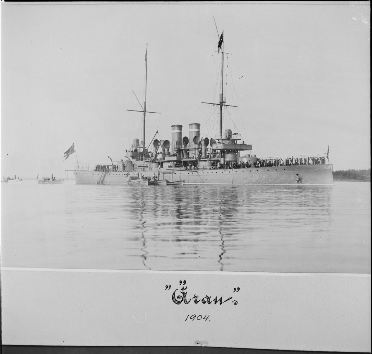 Reproduktion av en fotografie som visar pansarbåten Äran.