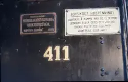 Nummer og fabrikkskilt på damplokomotiv type 26c nr. 411