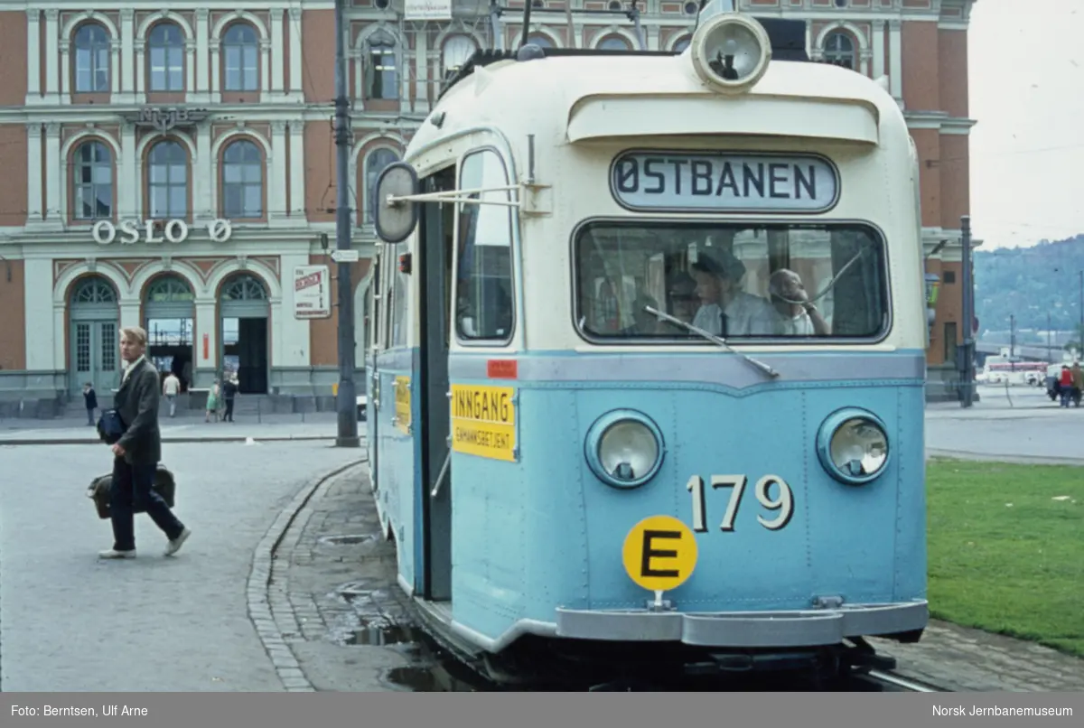 Oslo Sporveiers sporvogn nr. 179 type E, "Gullfisk", som ekstravogn merket E, her ved Oslo Østbanestasjon