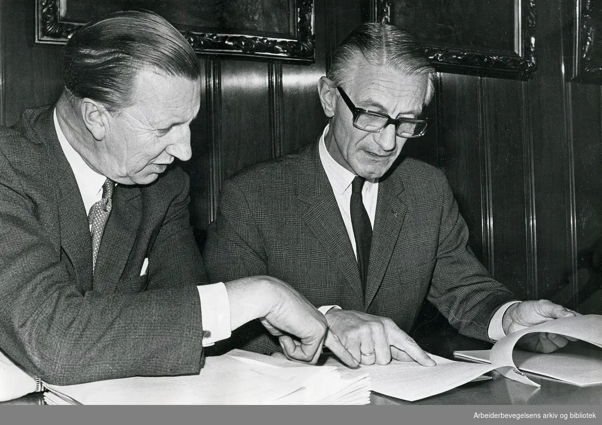 Tariffoppgjøret 1972. LOs tariffkrav overlevert 20 desember 1971. Til venstre LO-formann Tor Aspengren og Kåre N. Selvig, NAF