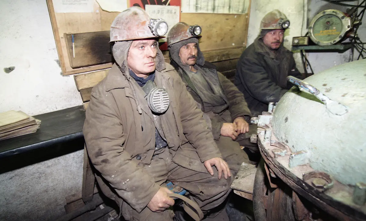Gruvearbeidere venter på heisen ned i gruva.

Bilder fra reportasje om gruveulykke i Barentsburg 18. semptember 1997 hvor 23 mennesker mistet livet. Artikkelen omhandlet opprydnings og istannsettelsesarbeidet av gruve for videre drift. Årsaken til ulykken ble fastslått å være mennesklig feil. Grivearbeiderne hadde brukt feil sprengstoff på feil plas.