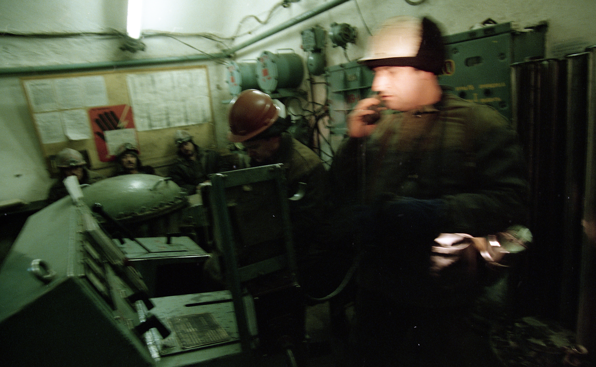 Bilder fra reportasje om gruveulykke i Barentsburg 18. semptember 1997 hvor 23 mennesker mistet livet. Artikkelen omhandlet opprydnings og istannsettelsesarbeidet av gruve for videre drift. Årsaken til ulykken ble fastslått å være mennesklig feil. Grivearbeiderne hadde brukt feil sprengstoff på feil plas. 
