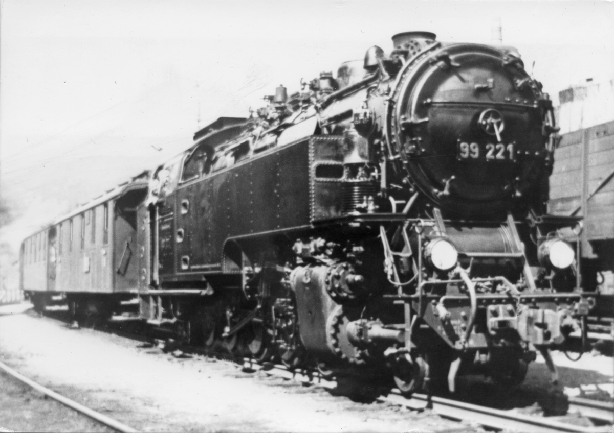 Damplokomotiv nr. 99-221 på stasjonen Unterneubrunn (nå Schönbrunn) i 1932.