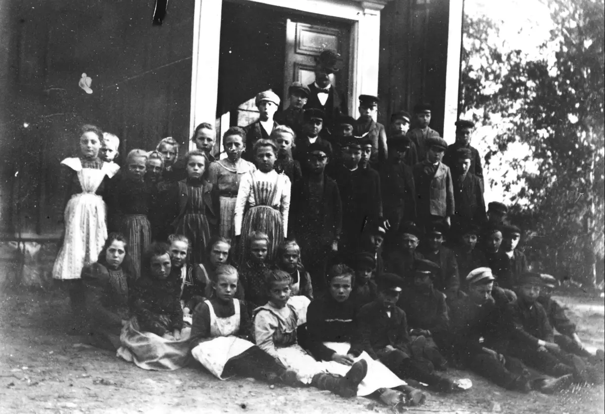 Lärare och barn utanför Flemmingsbergs skola; Estuna. Omkring 1903.