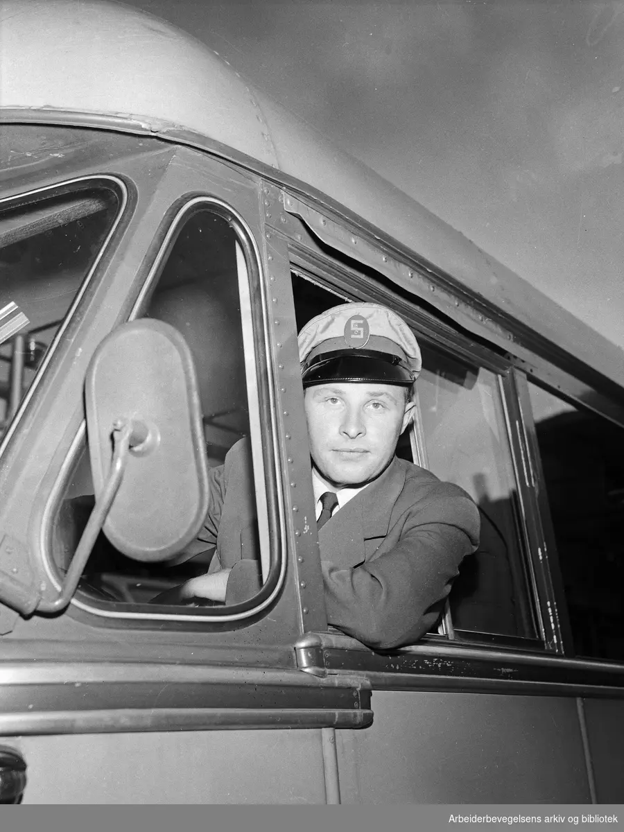 Sjåfør på en Schøyen-buss under transportstreiken, juni - juli 1956.