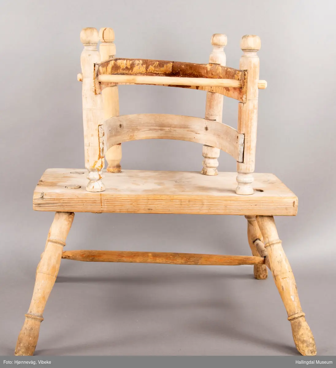 Barnestol med barnesikring til å ha rundt livet på barnet når det sitter på krakken. Stolen er laget av heltre.