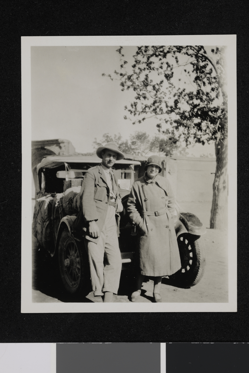 Elsiabeth Meyer med sjåføren Longlegg. Fotografi tattt i forbindelse med Elisabeth Meyers bok; En Kvinnes Ferd til Persia.