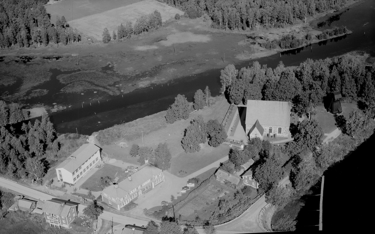 Flygfoto över Torsångs kyrka år 1956.