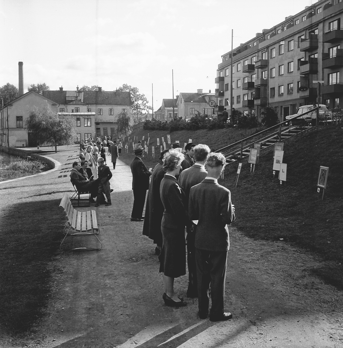 Serie bilder från Lions, minst sagt, öppna konstutställning i Linköping. Konstverken exponerades i slänten vid strandpromenaden utmed Hamngatan. Tills exakt datering klargörs skrivs här omkring år 1950.