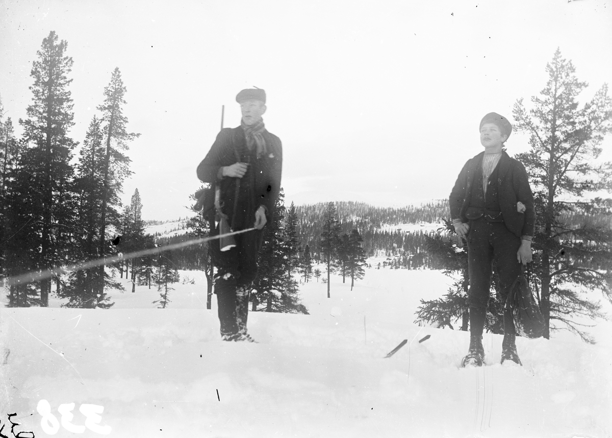 Bildet viser vinterbilde fra jakt

Fotosamling etter Øystein O. Jonsjords (1895-1968), Tinn.