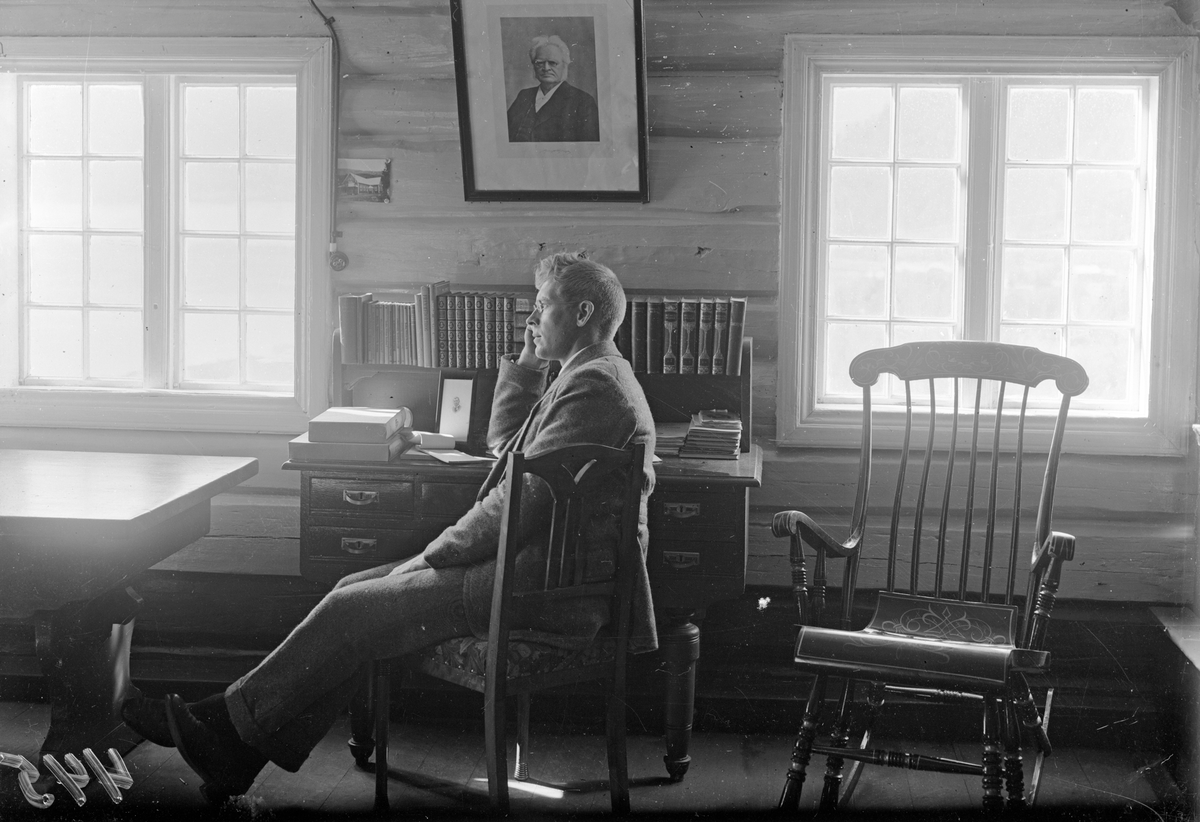 Bildet viser portrett av mann ved skrivebord

Fotosamling etter Øystein O. Jonsjords (1895-1968), Tinn.
