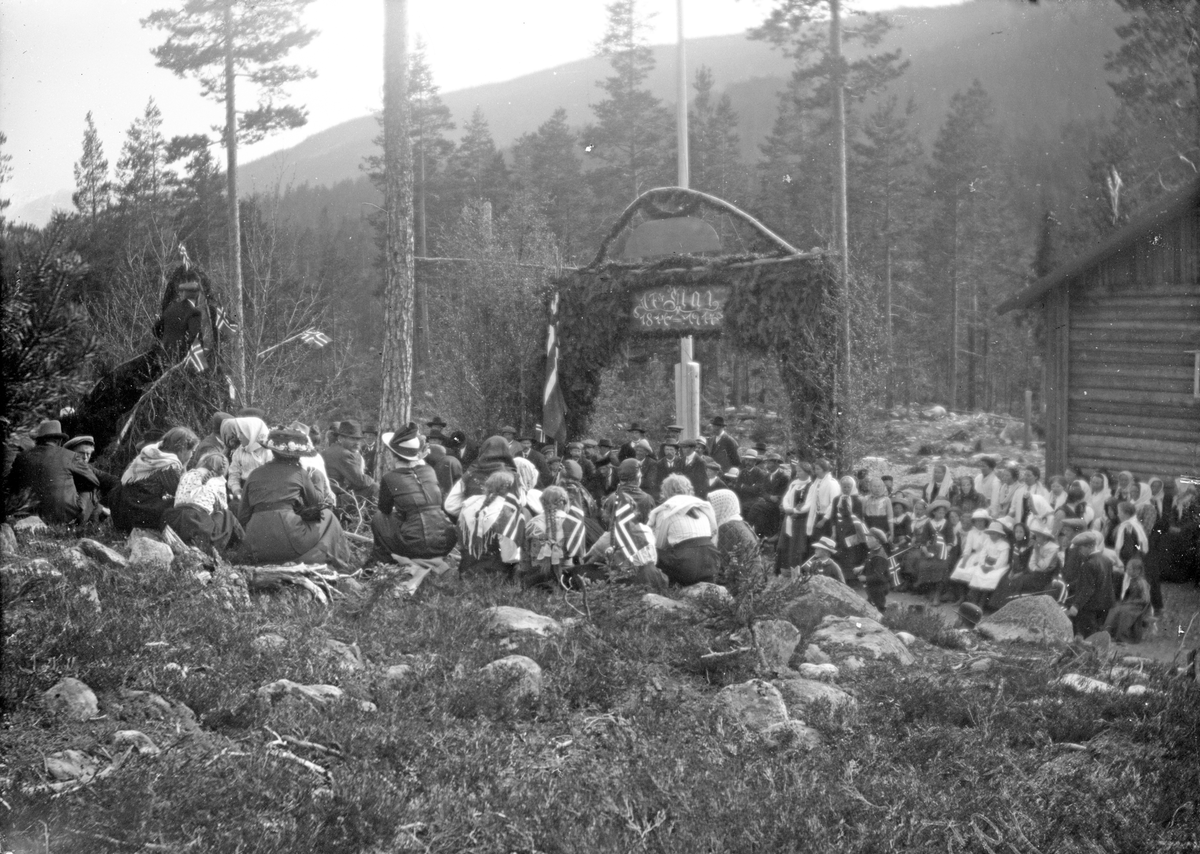 Bilde viser 17.mai, ved 100. års jubileet for grunnloven i 1914

Fotosamling etter Øystein O. Jonsjords (1895-1968), Tinn.