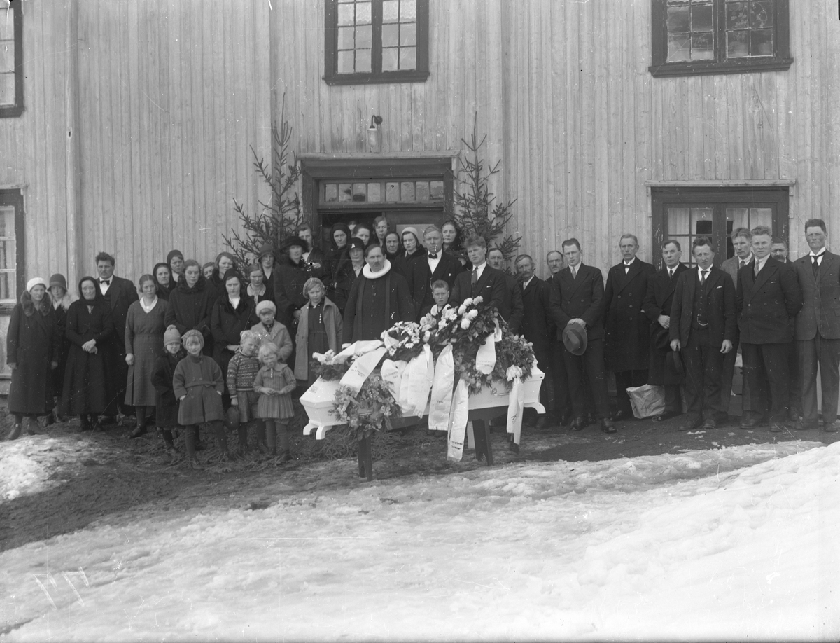 Fotosamling etter Øystein O. Jonsjords (1895-1968), Tinn.

Bilde viser Ole Ø. Jonsjords gravferd 1933.