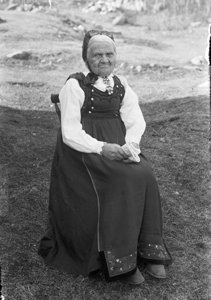 Bilde viser portrett av gammel kone i tinnbunad

Fotosamling etter Øystein O. Jonsjords (1895-1968), Tinn.