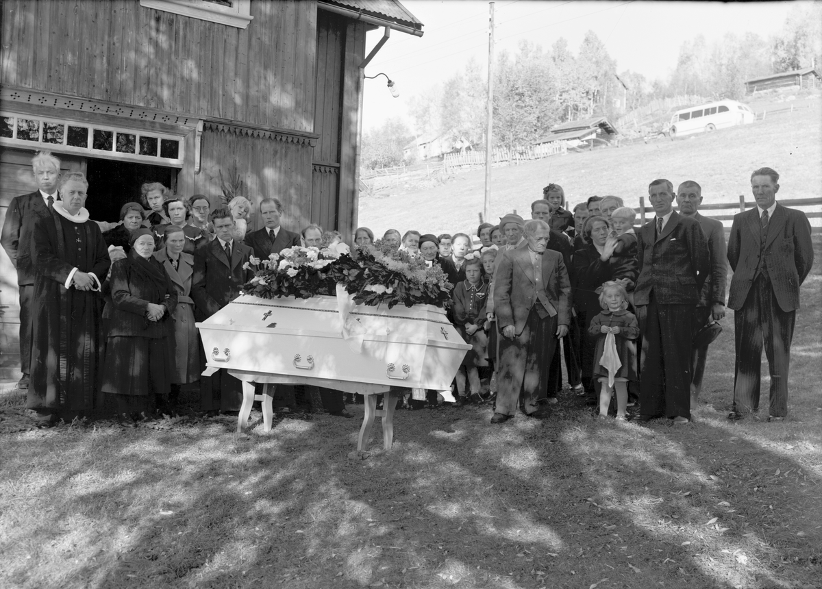Bilde viser gravferden etter Gro T.Tolfsjord 1951

Fotosamling etter Øystein O. Jonsjords (1895-1968), Tinn.