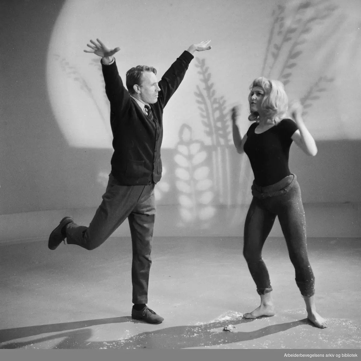 Revyforfatter, skuespiller og tv-produsent Bjørn Sand med danseren og skuespilleren Kjersti Døvigen i studio. Oktober 1968.