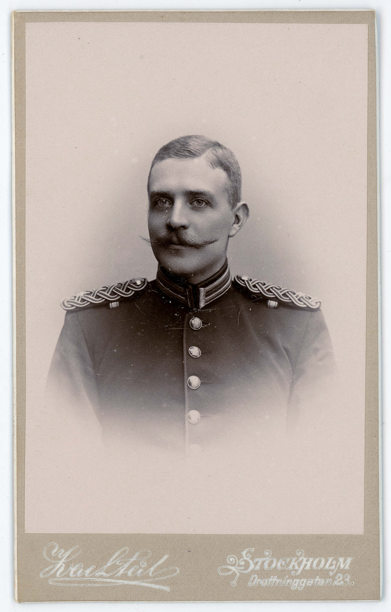 Porträtt på Överstelöjtnant, Frierre, Gustaf Danielf Leuhusen. Född 14 april år 1858.
