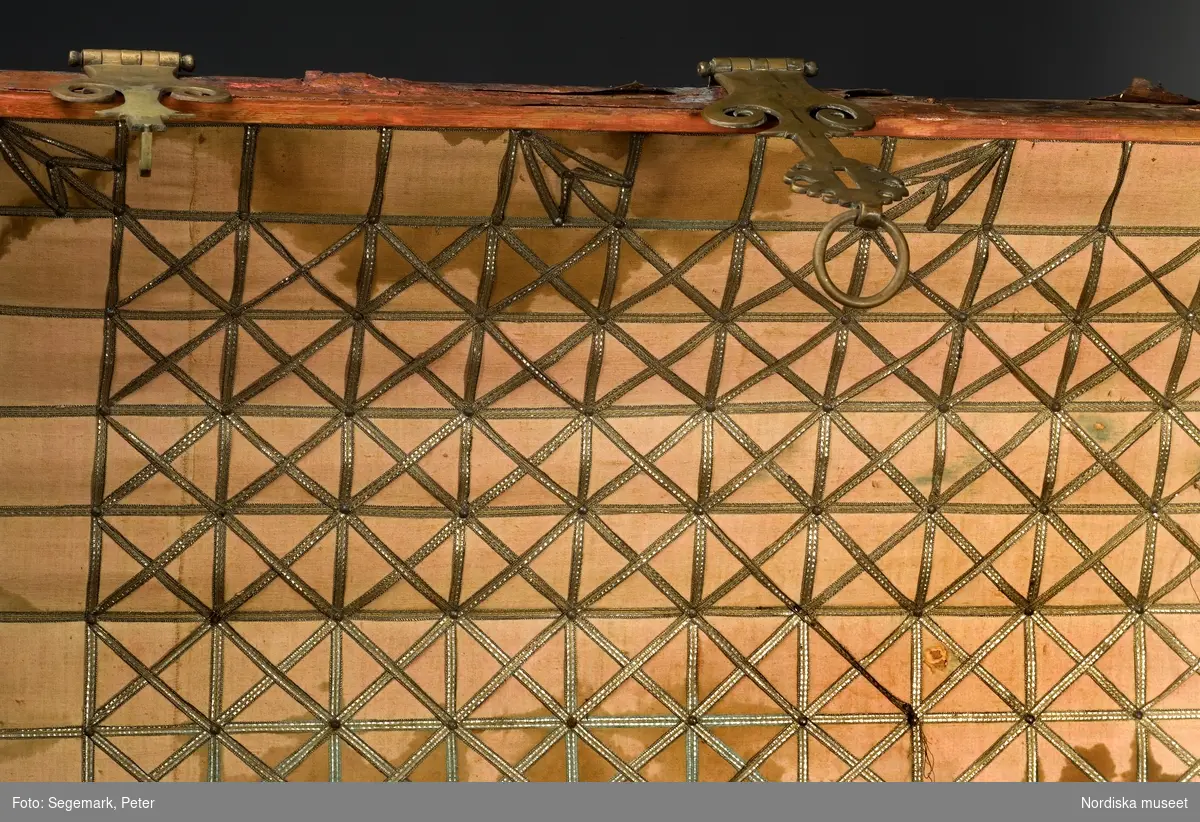 Kista från tiden omkring 1700, lockets insida klätt med linnetyg. Även om typen kalldes "holländsk kista" kan den mycket väl ha tillverkats i Sverige. Nordiska museet, inv.nr NM.0090718