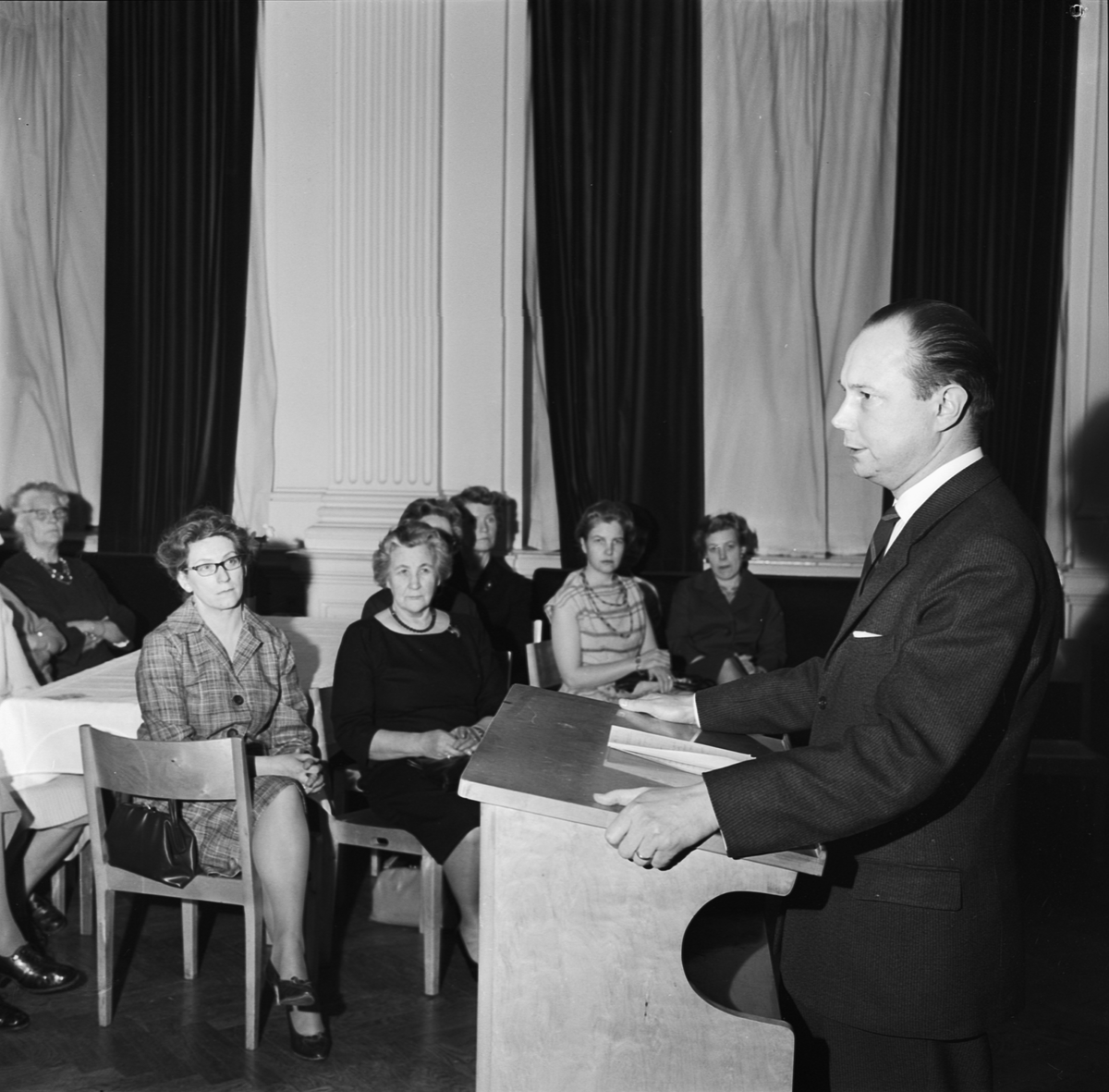 Östgöta nation, vår hjälp till u-länderna, i talarstolen sekreterare Lars Eriksson, Uppsala 1962