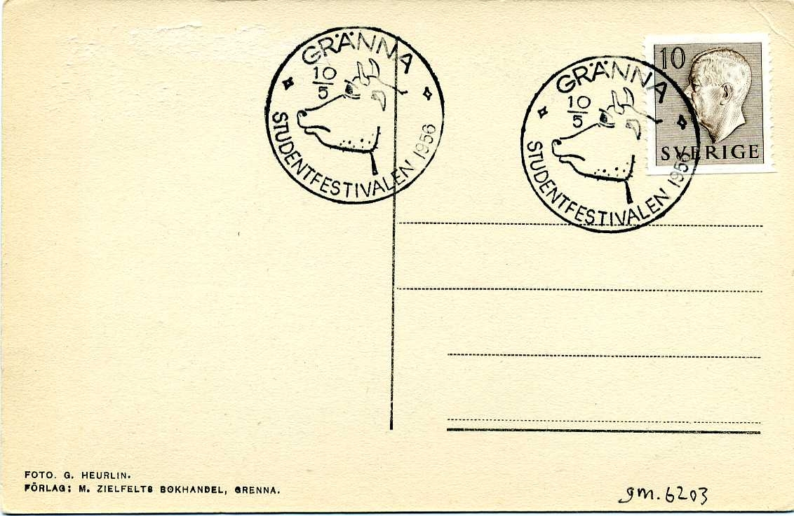 Vykort med 10-öresfrimärke samt två stämplar "Gränna Studentfestival 10/5 1956" runt en teckning av ett kohuvud,