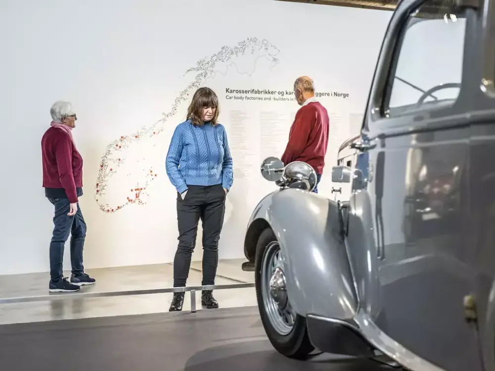 Bildet viser besøkende på Norsk kjøretøyhistorisk museum.