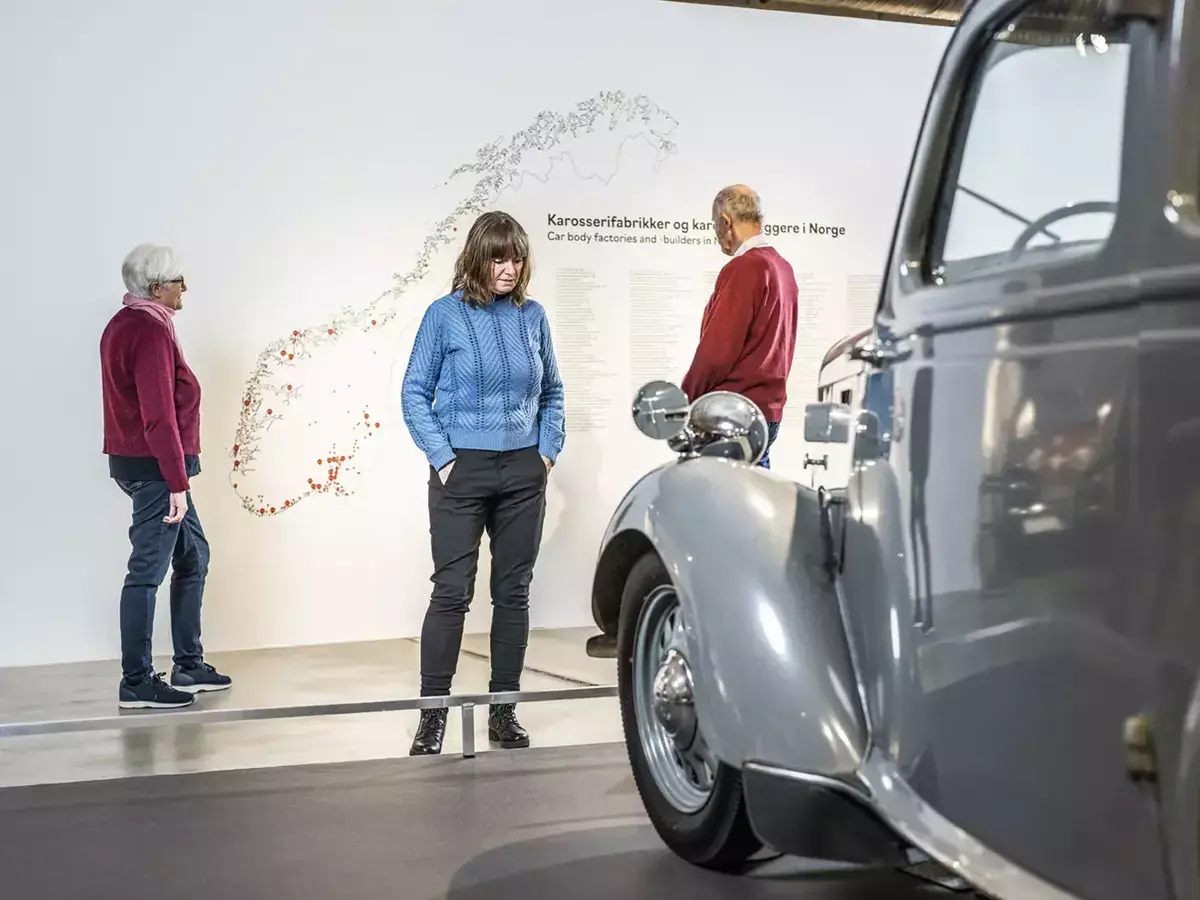 Bildet viser besøkende på Norsk kjøretøyhistorisk museum.