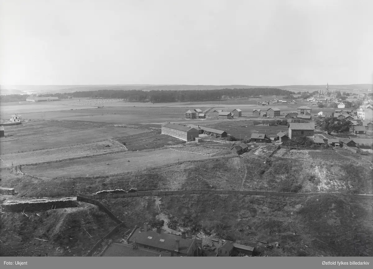 Bebyggelse og løkker rundt St. Olavs Vold (arbeiderbolig), Sarpsborg 1890. Borregaard hovedgård i bakgrunnen til venstre.
Se bilde 2 med utsnitt av St. Olafs Vold.