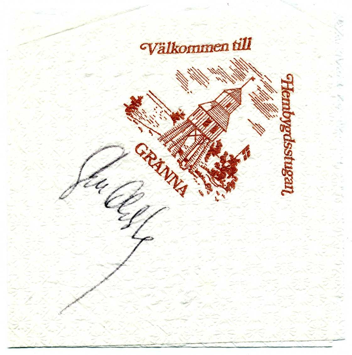 Kvadratisk servett med tryck "Välkommen till Hembygdsstugan Gränna" samt en illustration föreställande Klockstapeln i Friluftsmuseet, troligen av Uffe Tecknare. Nedanför illustrationen en autograf av Ingvar Oldsberg.