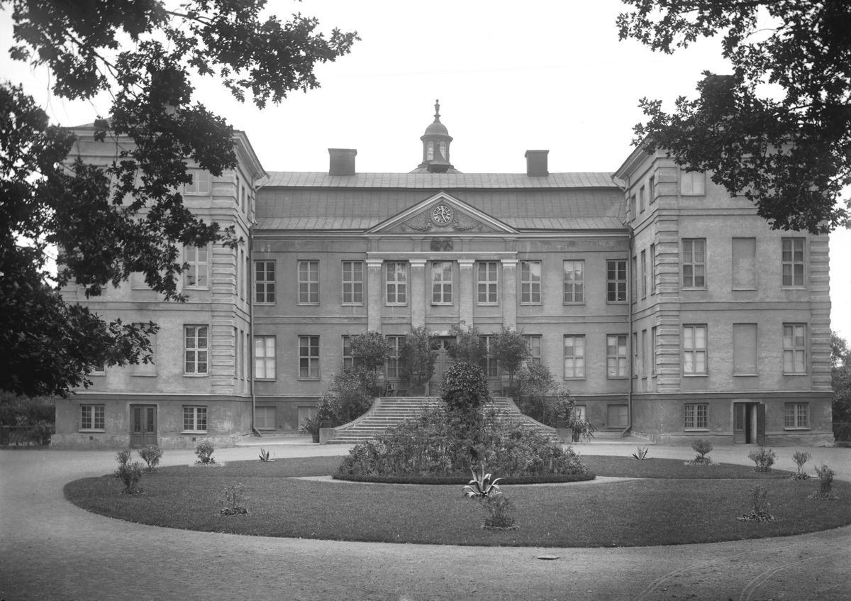 Finspångs slott omkring 1895. Slottet började uppföras 1668 på beställning av Louis De Geer (1622-1695). För ritningarna stod den holländske arkitekten Adriaan Dortsman (1635–1682).