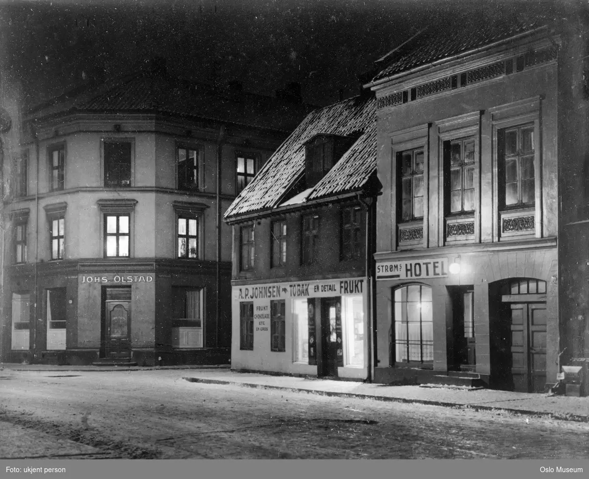 gate, bygårder, Strøms Hotel, A.P. Johnsen frukt- og tobakksforretning, nattemørke