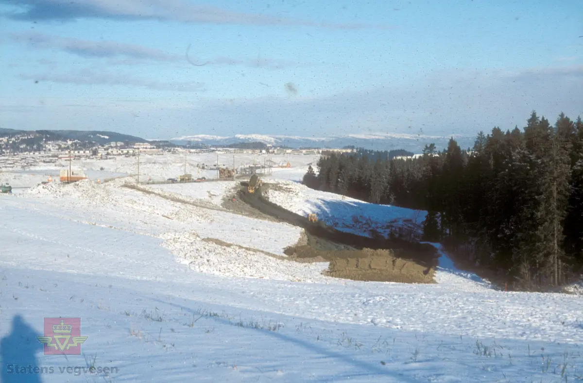 Bygging av ny E-6 mellom Sluppen og Tonstad. Utplanering av bløte masser, sett nordover.